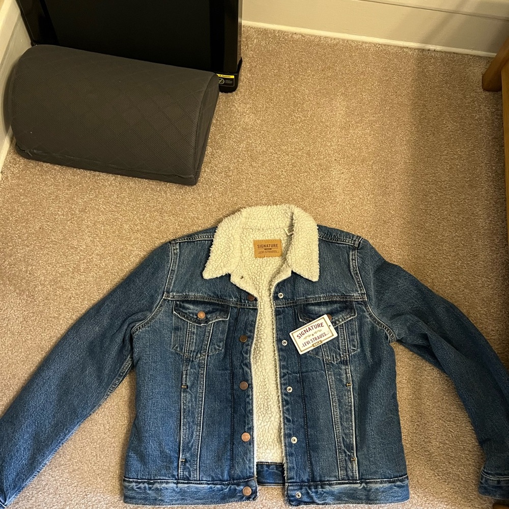 Levi's Classic Blue Denim Jacket with White Sherpa